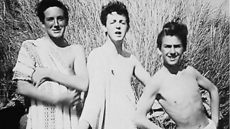 Sir Paul McCartney dan George Harrison menikmati waktu liburan mereka bersama keluarga Brierley. Foto: PA Media.
