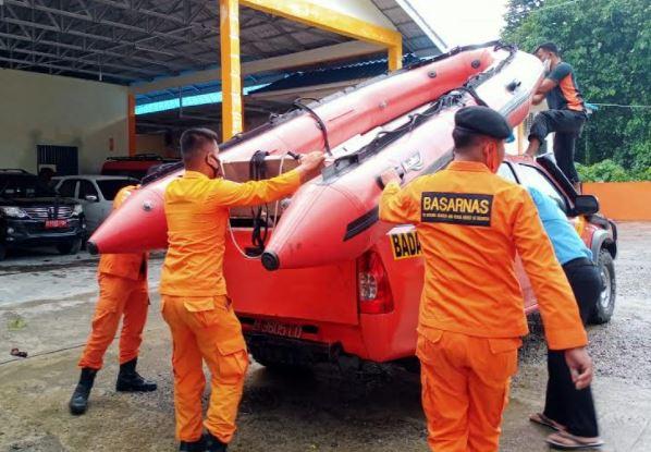 Tim SAR Nias menyiapkan perahu karet untuk mencari nelayan yang hilang setelah perahunya terbalik diterjang ombak di Nias Utara, Selasa (30/3/2021). (Foto: MNC Portal/Wahyudi Aulia)