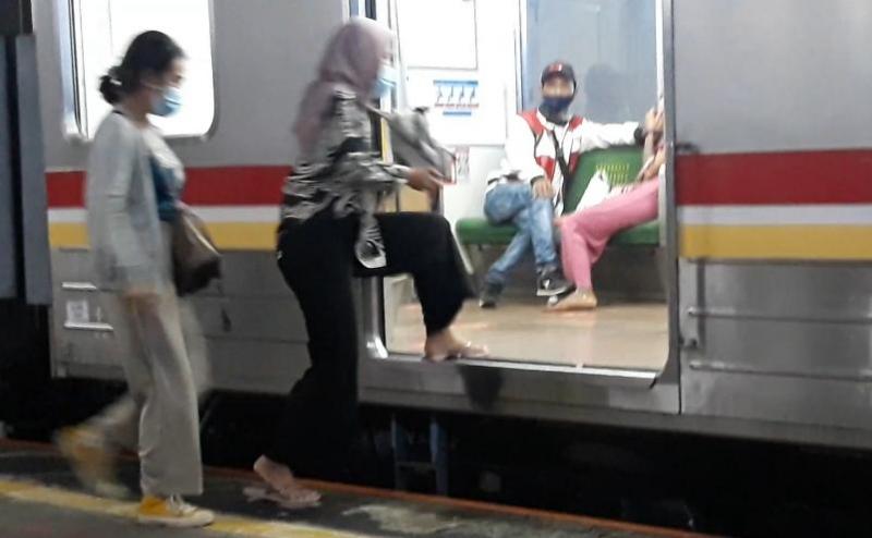 Penumpang KRL hatus melangkahkan kaki lebih tinggi untuk naik KRL karena lantai peron lebih rendah ketimbang lantai kereta. Foto: BeritaTrana.com dan Aksi.id.