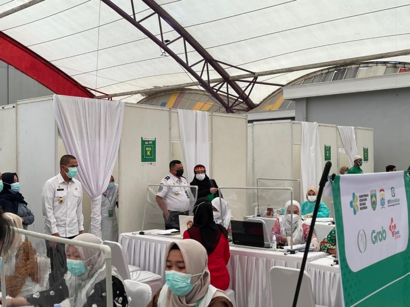 Direktur Angkutan Jalan Ahmad Yani daat menyaksikan vaksinasi pengemufi di Palembang