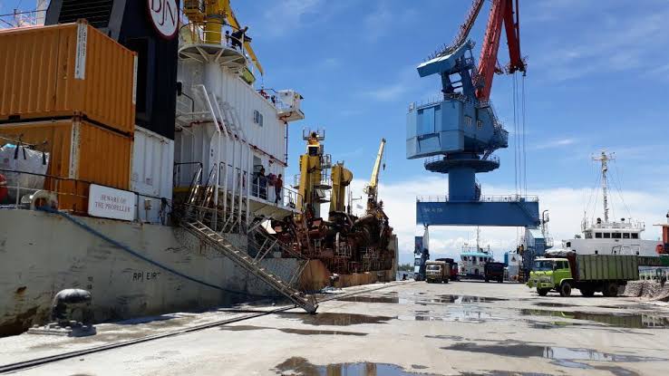 Aktivitas bongkar muat di pelabuhan tanjung priok, Jakarta. Foto: BeritaTrans.com.