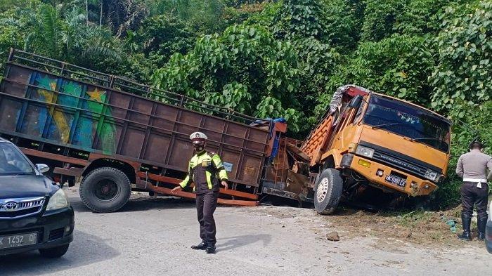 Kondisi dua unit truk pengangkut barang yang terlibat tabrakan setelah salah satunya mengalami rem blong Selasa (30/3/2021) sore, di turunan curam, Lae Kombih, Desa Dasan Raja, Kecamatan Penanggalan, Kota Subulussalam.