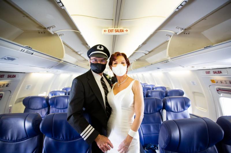 Pernikahan berlangsung di atas Utah pada penerbangan Southwest 1171. Foto: Stephen M. Keller via Southwest