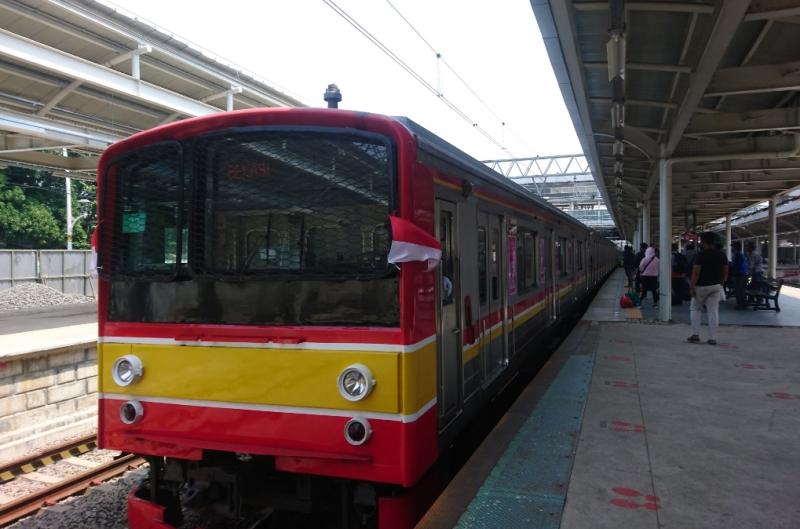 Rangkaian KRL di Stasiun Jatinegara.