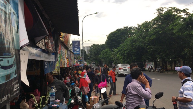 Agen penjualan tiket bus di Bulak Kapal, Bekasi, Ramai Penumpang, Kamis (1/4/2021). Foto: BeritaTrans.com.