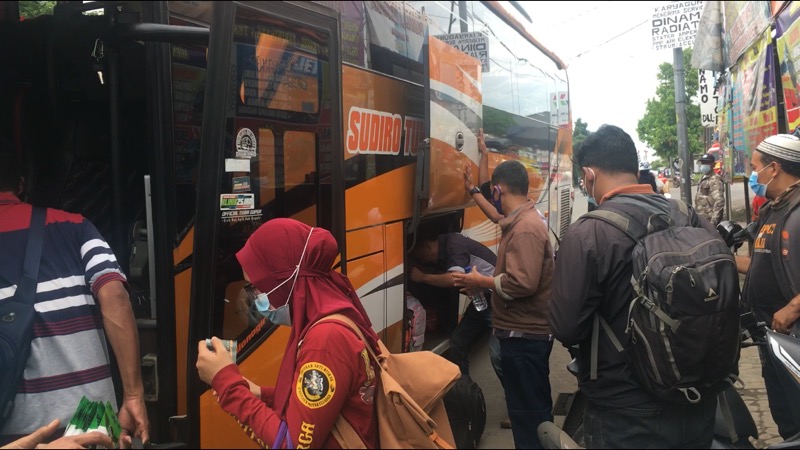 Bus Sudiro Tungga Jaya (STJ) panen penumpang di agen penjualan tiket Bulak Kapal, Bekasi. Foto: BeritaTrans.com.