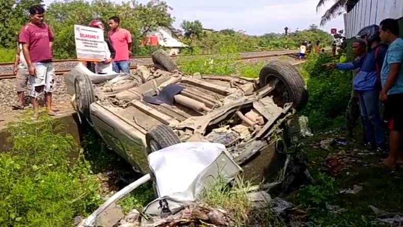 Mobil Suzuki Ertiga tertabrak Kereta Api (KA) Argo Sindoro di  pintu perlintasan terjaga Kabupaten Cirebon, Jawa Barat, Kamis (1/4/2021). Foto: Inews.id.