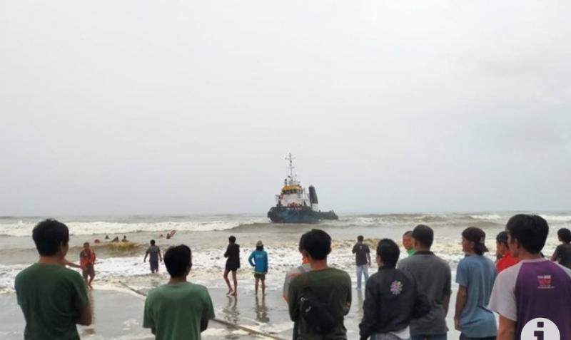 Akibat badai di Perairan Bengkulu, dua kapal terdampar di Pantai.