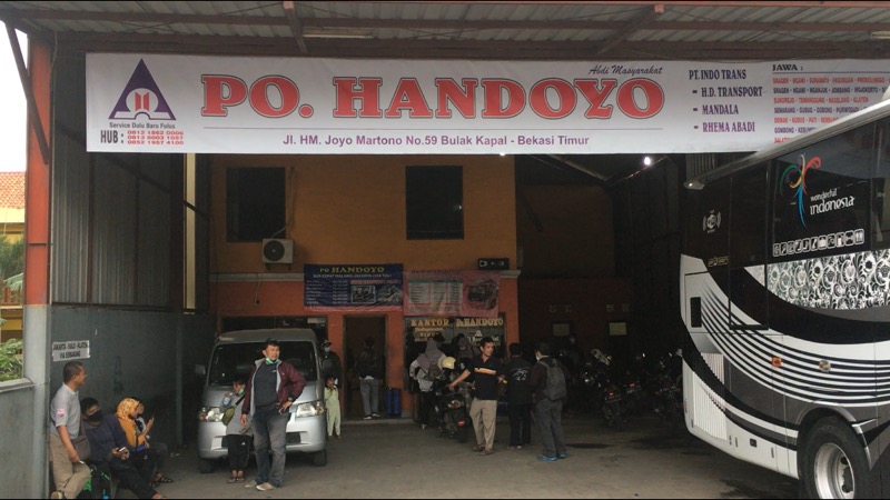 Pool dan agen penjuala tiket bus Handoyo di Jalan HM Joyo Martono, Bulak Kapal, Bekasi. Foto: BeritaTrans.com.