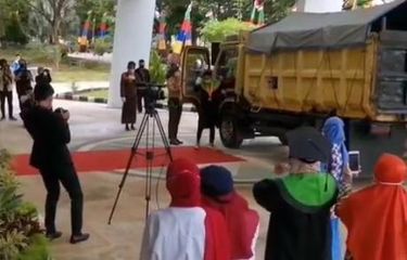 Tangkapan layar video saat Munif menggunakan truk menghadiri acara wisuda drive thru di Institut Agama Islam Negeri (IAIN) Samarinda, Kalimantan Timur, Rabu (31/3/2021). Foto: Kompas.com.