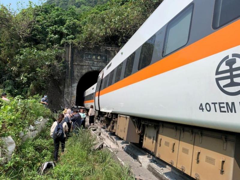 Kecelakaan kereta api di Taiwan menewaskan puluhan orang, Jumat (2/4/2021). (Foto: Reuters)