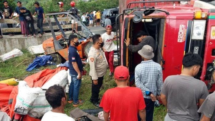 Proses evakuasi truk ekspedisi yang mengalami kecelakaan di Jalur Kertek Kabupaten Wonosobo, Rabu (31/3/2021).