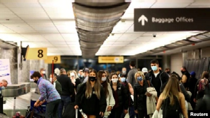 Wisatawan yang mengenakan masker pelindung wajah untuk mencegah penyebaran COVID-19 di bandara di Denver, Colorado, AS, 24 November 2020. (Foto: REUTERS/Kevin Mohatt)