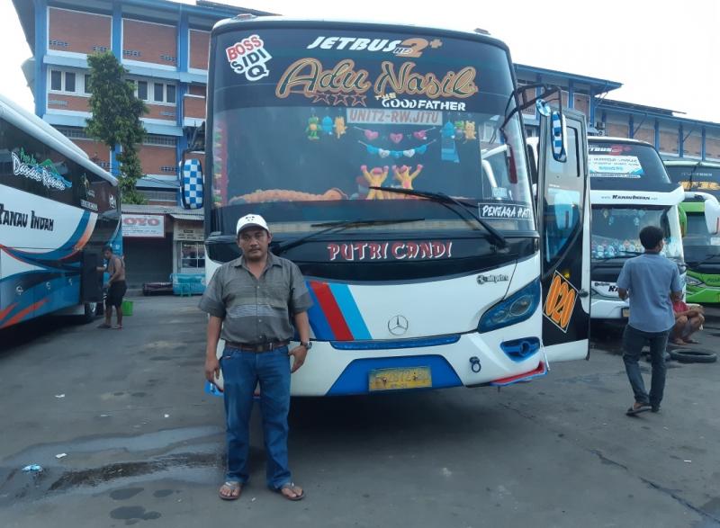 Bus Pitri Candi dengan stiker burtulis 