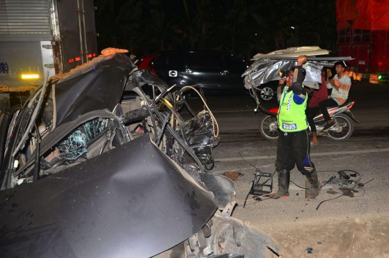 Petugas berusaha mengevakuasi mobil yang ringsek akibat kecelakaan di jalan jalur pantura Desa Bumirejo, Margorejo, Pati, Jawa Tengah, Jumat (2/4/2021). ANTARA FOTO/Yusuf Nugroho