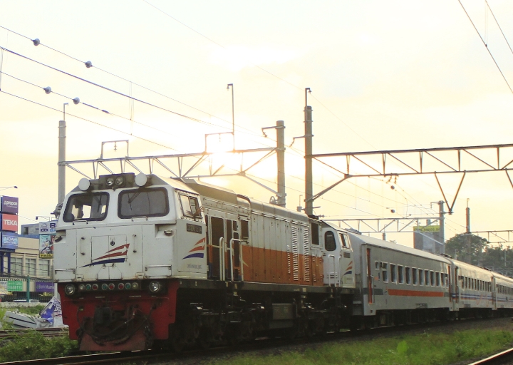 Ilustrasi rangkaian kereta api melaju di lintas Stasiun Bekasi ke Stasiun Bekasi Timur.