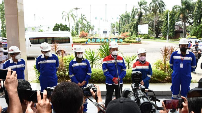 Menteri ESDM, Arifin Tasrif  bersama Direktur Utama PT Pertamina (Persero), Nicke Widyawati dan Bupati Indramayu,  Nina Agustina memberi keterangan pers usai berkunjung ke kilang Pertamina Balongan, Sabtu (3/4/2021). (Ist.)