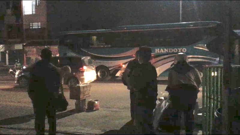 Sejumlah penumpang tiba di pool dan agen penjualan tiket bus Handoyo, Minggu (4/4/2021) malam. Foto: BeritaTrans.com.