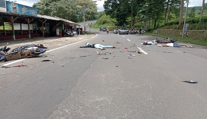 Korban tabrakan sepeda motor tergeletak di Jalan Raya Bandung-Subang. Beruntung para korban hanya menderita luka-luka. Foto: BeritaTrans.com.