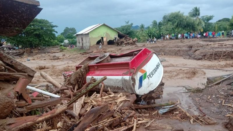 Sejumlah rumah dan kendaraan rusak akibat banjir bandang di Desa Waiburak, Kecamatan Adonara Timur, Flores Timur, NTT, Minggu (04/04). (Foto:Humas BNPT/ANTARAFOTO)