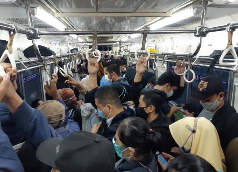 Suasana KRL relasi Staaiun JakartaKota menuju Stasiun Cikarang pada Senin (5/4/2021) sore. 