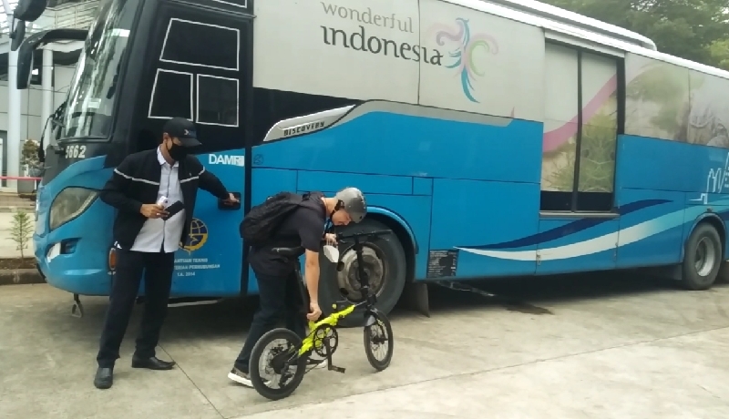 Penumpang bawa sepeda lipat dibolehkan naik Bus Gratis BPTJ di Stasiun Cikarang