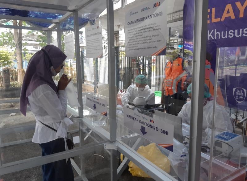Calon pengguna kereta api jarak jauh melakukan tes GeNose di Stasiun Bekasi.