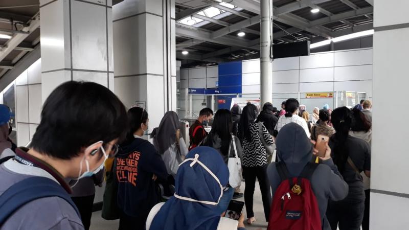 Calon penumpang KRL antre panjang di Stasiun Bekasi Timue, Senin pagi, 5 April 2021. Foto: BeritaTrans.com dan Aksi.id.