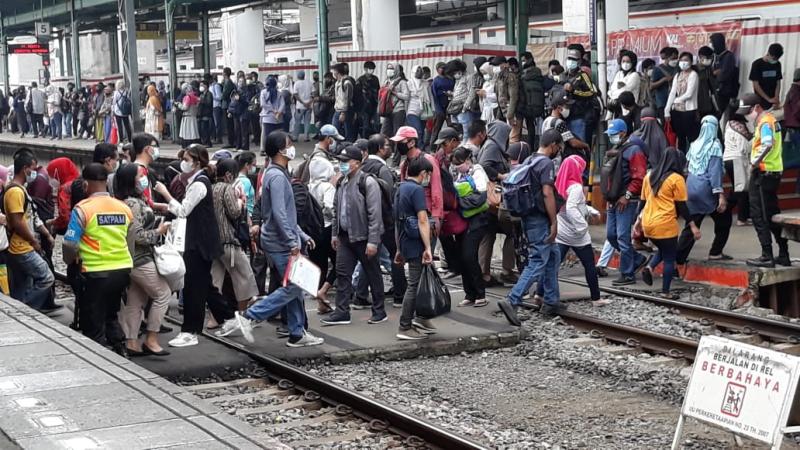 Calon penumpangberlari kecil menuju KRL di Stasiun Manggarai, Jakarta Selatan, Senin Pagi, 5 April 2021. Foto: BeritaTrans.com dan Aksi.id.
