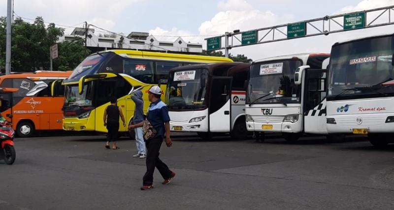 Barisan bus antarkota antarpropinsi (AKAP) di Terminal Bekasi.