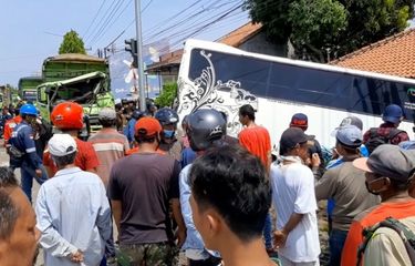 Truk pengangkut batubara menabrak mikrobis dan tiga sepeda motor di simpang tiga jalan raya Karangkandri, Kecamatan Kesugihan, Kabupaten Cilacap, Jawa Tengah, Senin (5/4/2021).