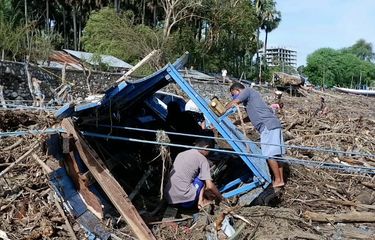 Perahu nelayan di Oesapa, Kota Kupang, NTT yang rusak terkena Badai Seroja.