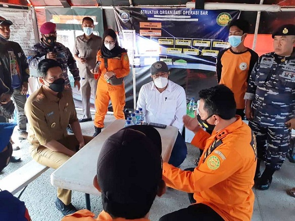 Wabup Indramayu, Lucky Hakim bersama Anggota DPR R.I Fraksi PDIP, Ono Surono berbincang-bincang dengan Tim SAR di Posko Operasi SAR dan Dapur Umum musibah kecelakaan laut tabrakan kapal. (Taryani)