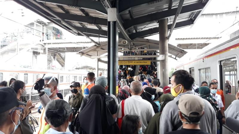 Penumpang KRL memadati Stasiun Tanah Abang, Jakarta Pusat, Selasa Sore, 6 April 2021. Foto: BeritaTrans.com dan Aksi.id.