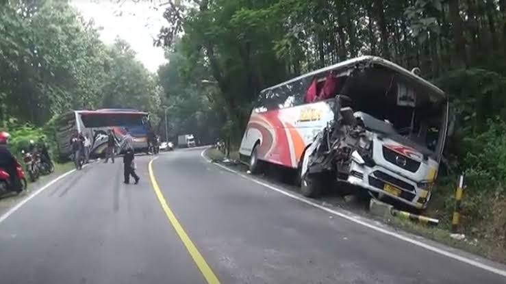 Bagian depan bus antarkota ringsek usai bertabrakan dengan bus lain, Selasa (6/4/2021). Foto: Okezone.com.