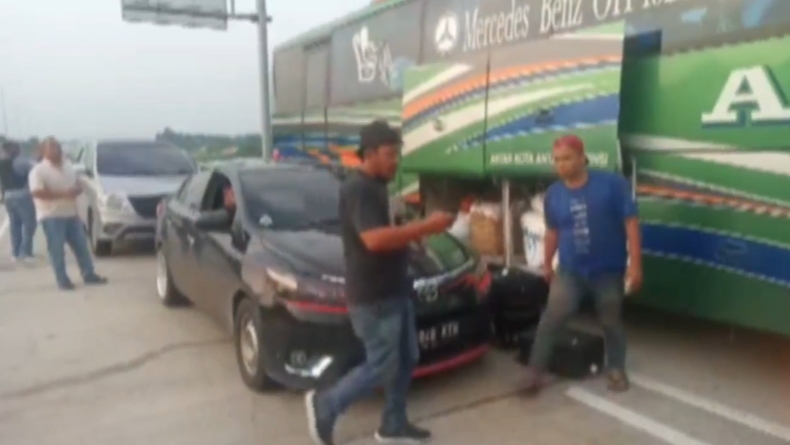 Polisi Lampung Selatan kejar bus ALS yang diduga angkut 10kg sabu. 