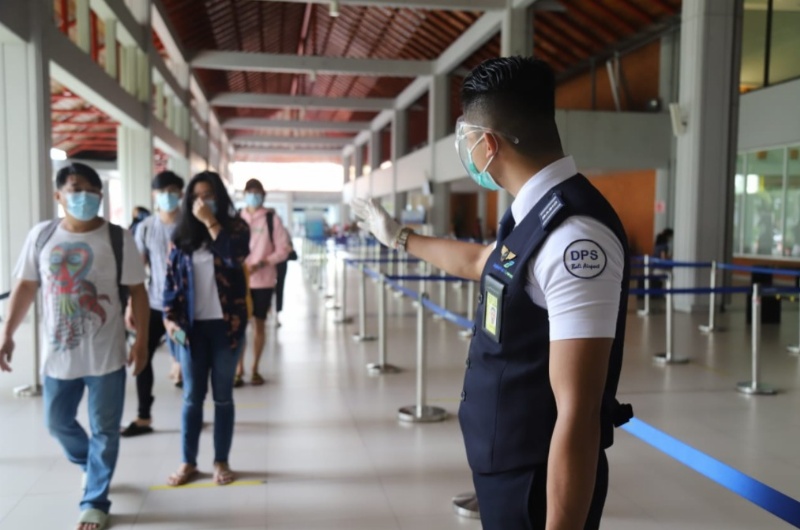 Petugas mengatur penumpang di Bandara I Gusti Ngurah Rai, Bali (API)