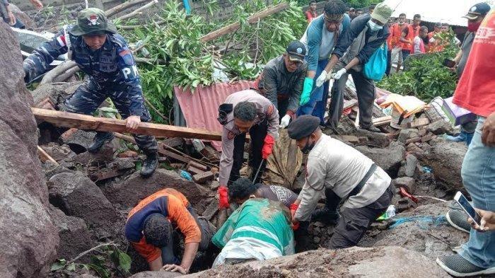 Personel Polres Lembata, Anggota TNI, Tim BPBD Kabupaten Lembata dan relawan langsung berupaya melakukan pencarian korban yang tertimbun longsor di Desa Waimatan, Kecamatan Ile Ape Timur.