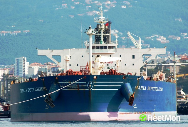Kapal M/T Rumford terdampar di bagian sempit Terusan Suez pada hari Selasa (6/4/2021), di sebuah jalur sempit sebelah utara dari tempat kapal Ever Given memblokir jalur air itu pada minggu-minggu sebelumnya. 