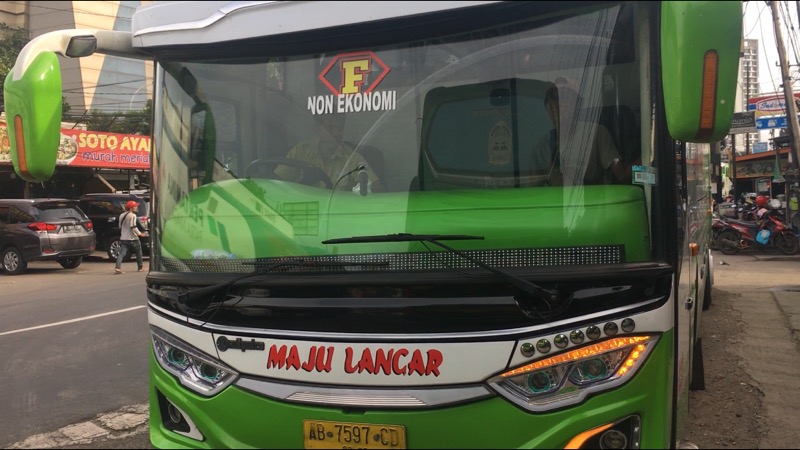 Bus Maju Lancar saat tiba di pool dan agen penjualan tiket di Jalan HM Joyomartono, Bekasi, Selasa (6/4/2021). Foto: BeritaTrans.com.