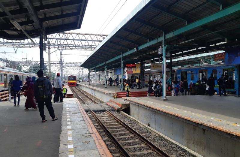 Stasiun Mangarai salah satu jalur yang dilalui rangkaian dari Jatinegara-Pasar Senen.