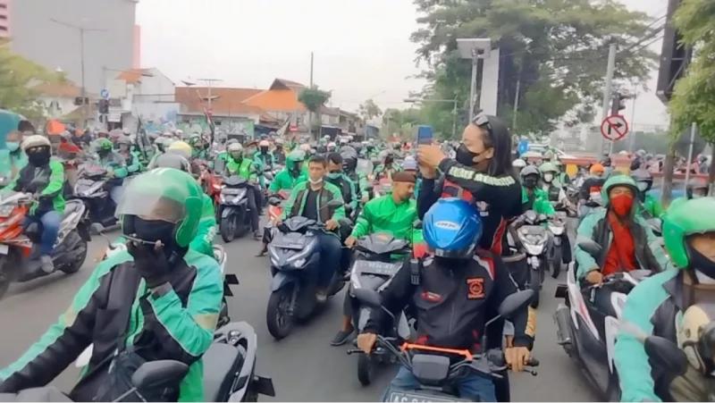 Ribuan driver ojek online demo menutup akses jalan di kawasan Wonokromo Surabaya, Selasa (6/4/2021). 