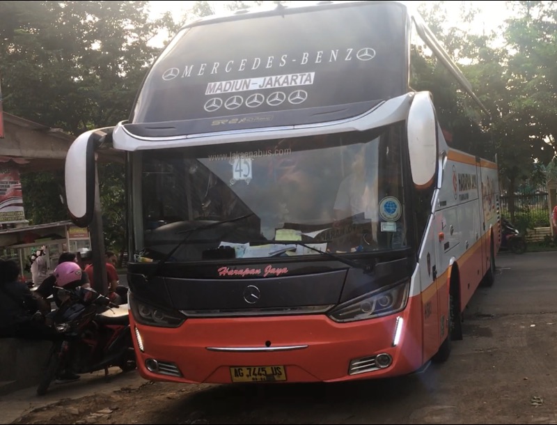 Bus Harapan Jaya tujuan Madiun-Jakarta di agen penjualan tiket yang berada di Bulak Kapal, Bekasi, Rabu (7/4/2021). Foto: BeritaTrans.com.