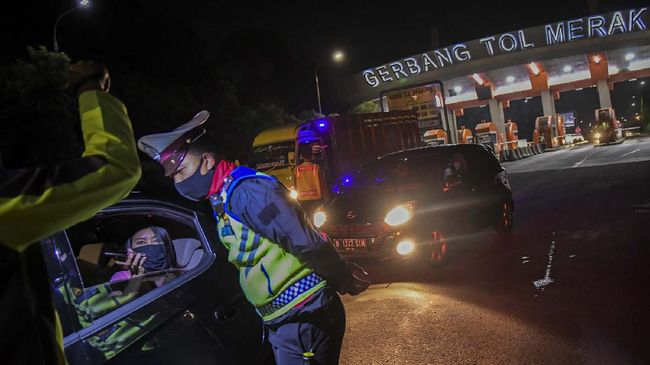 Pemeriksaan di Gerbang Tol Merak.