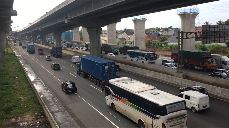 Kendaraan melintas di Tol Cikampek arah Jakarta mengalami kemacetan, Rabu (7/4/2021) pagi. Foto: BeritaTrans.com.