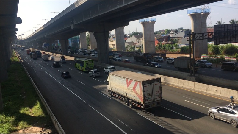 Tol Cikampek arah Jakarta dan Cikarang penuh sesak kendaraan, Kamis (8/4/2021). Foto: BeritaTrans.com.