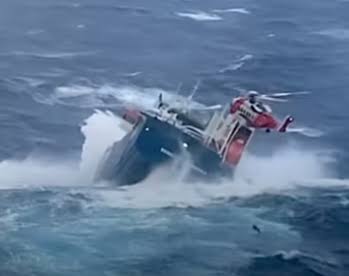 Helikopter evakuasi kru MV Eemslift Hendrika.