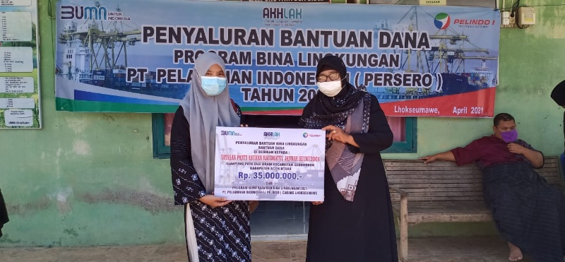 Penyerahan bantuan bina lingkungan secara simbolis 