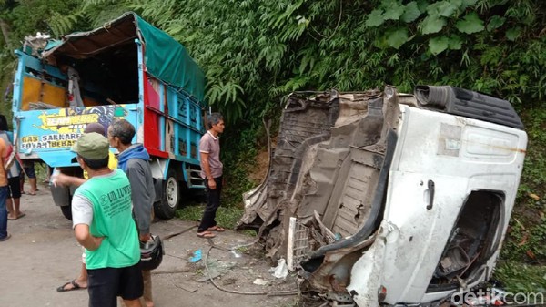 Kecelakaan kontainer, truk dan mobil di Jalan Purworejo-Magelang, Purworejo, Kamis (8/4/2021). Foto: Rinto Heksantoro/detikcom