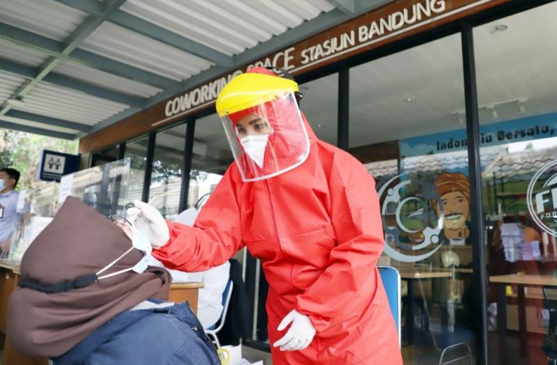 Proses Rapid Test Antigen di Stasiun Bandung. (Foto:KAI)